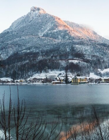 Der Fuschlsee bei einem Sonnenuntergang im Sommer.