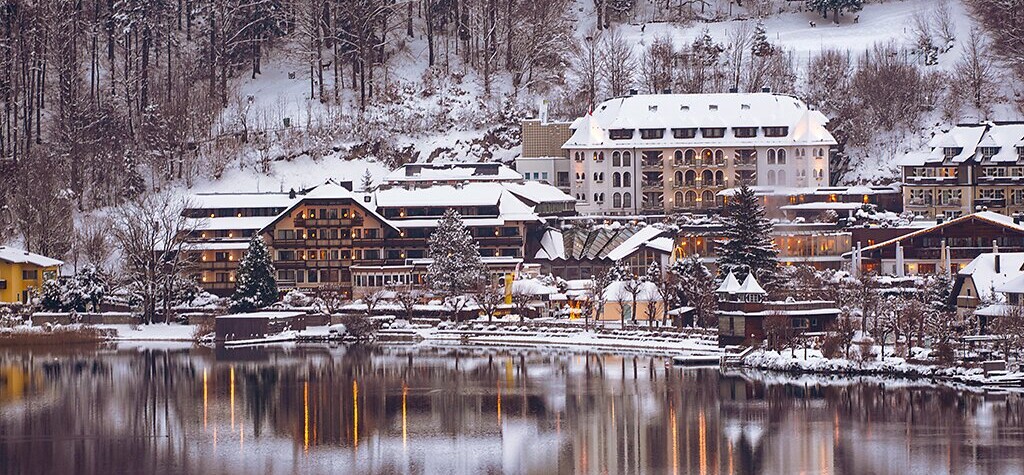 Pärchen sitzend im Außenpool des Hotel Ebner's Waldhof am See.