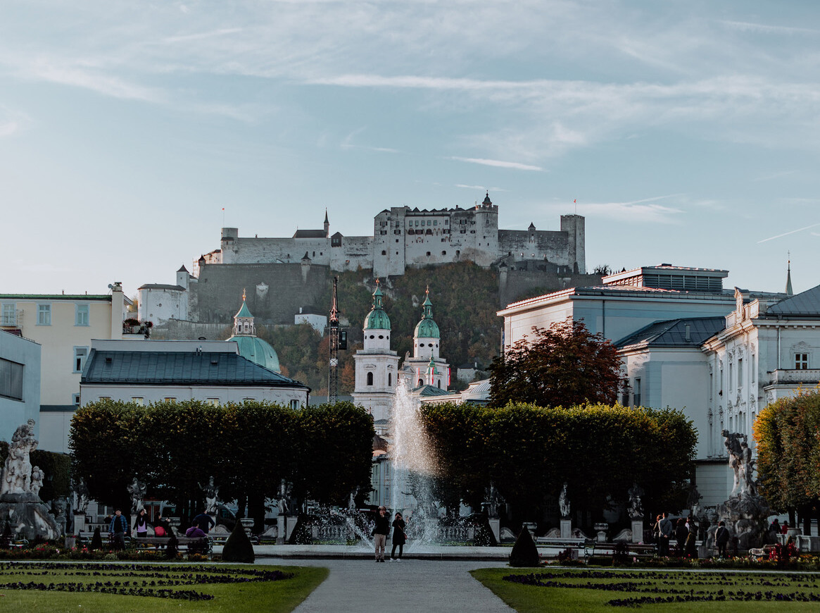 Der Mirabellgarten in der Stadt Salzburg mit der Festung Hohensalzburg im Hintergrund.