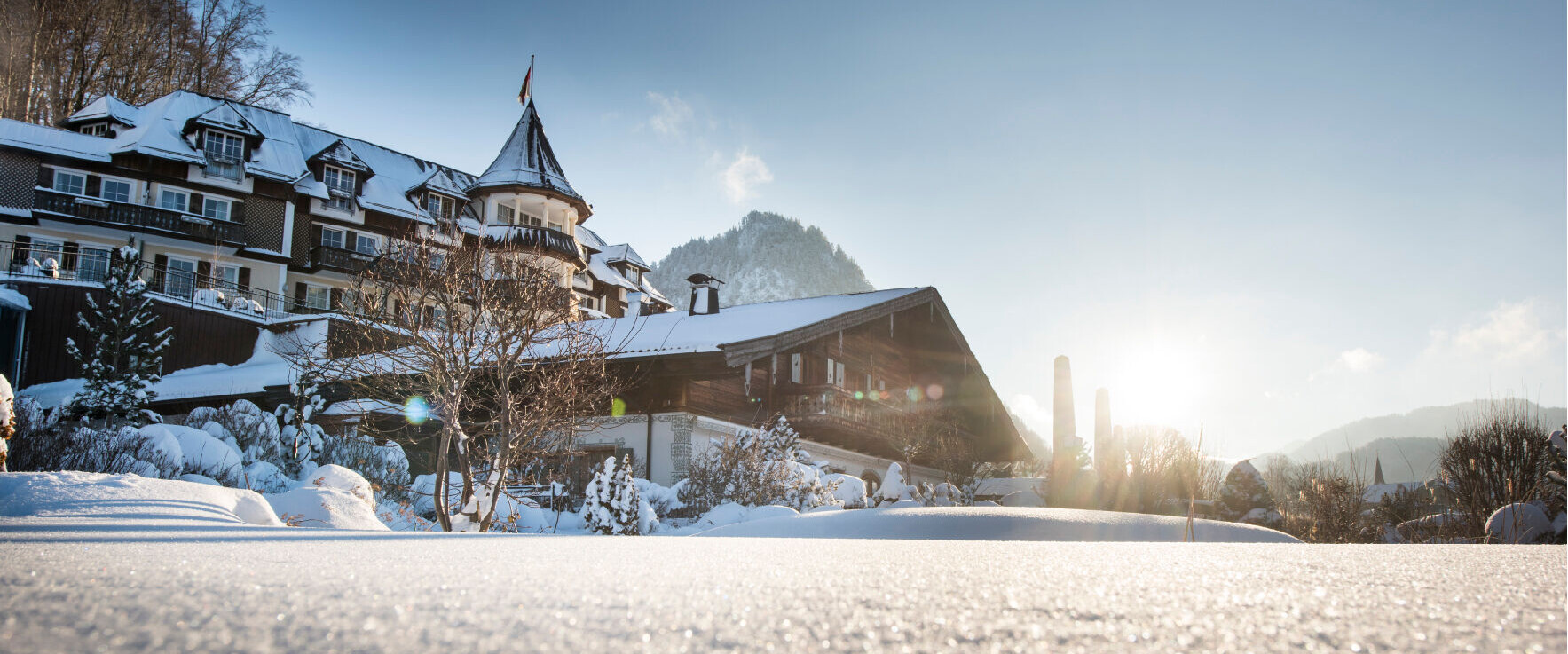 Winter und Wellness in perfekter Kombination: der verschneite Außenpool im Wellnesshotel Ebner's Waldhof am Fuschlsee.