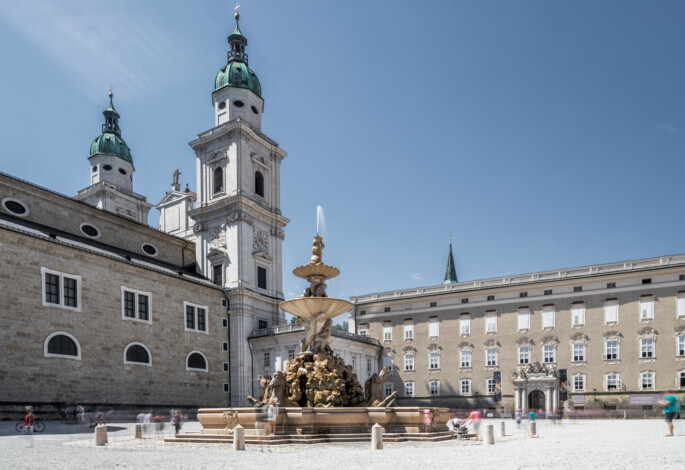 Blick auf den Salzburger Dom mit Brunnen am Residenzplatz.